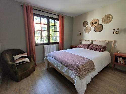 chambre 1 rez de chaussée lit 140 et rangements