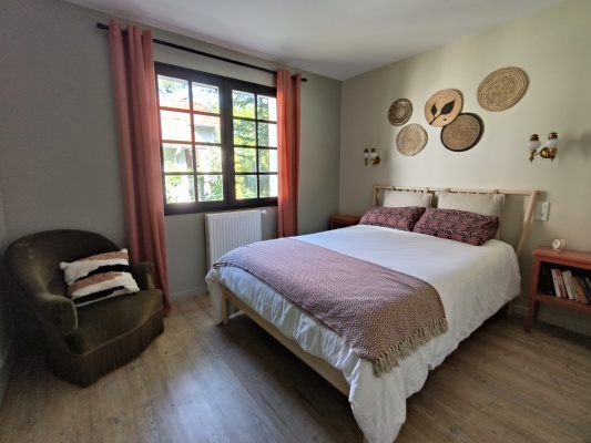 chambre 1 rez de chaussée lit 140 et rangements