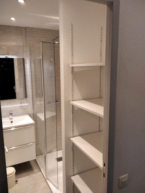 salle d'eau avec douche à l'italienne et toilettes