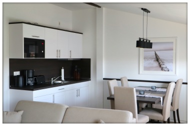 Küchenzeile mit Spülmaschine, Herd, Mikrowelle, Kaffeemaschine und Kühlschrank