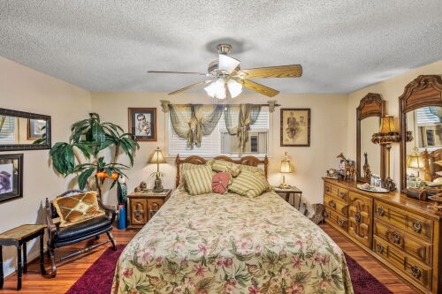 Triple room-Ensuite-Standard-No view-The Bogie & Bacall Suite