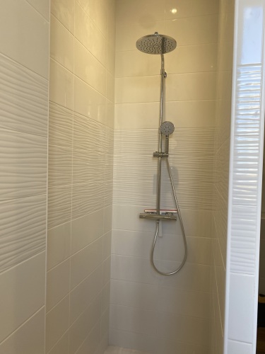 Grande douche à l'italienne avec pommeau pluie