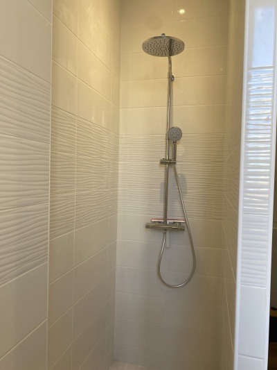 Grande douche à l'italienne avec pommeau pluie