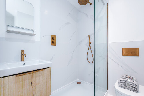 Stylish 2-Bed 2-Bath Apartment in Newly Renovated Victorian Building – Prime Leeds City Centre near Station