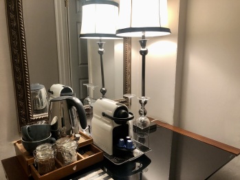 Schlafzimmer - Nespresso Machine, Tea  and Hot chocolate