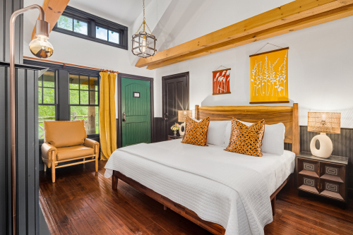 Deluxe East Lodge Room-King-Ensuite - Base Rate