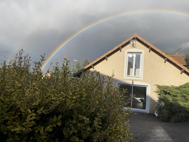 vue entrée par baie vitrée en automne