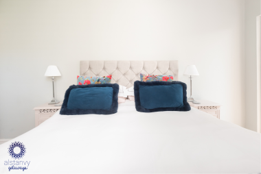 Beautiful king size bedroom with tempur mattress and luxurious linen