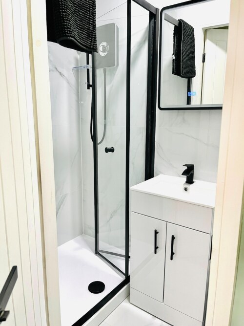 En-Suite bathroom for Bedroom 3 upstairs