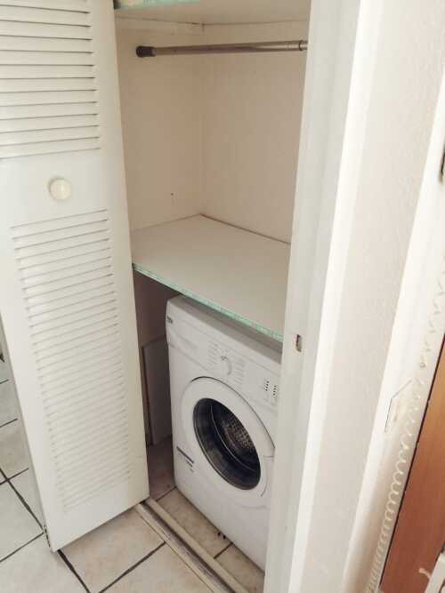 machine à laver et rangements dans l'entrée