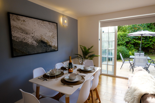 Dine out or prepare delicious food in the comprehensively equipped kitchen.