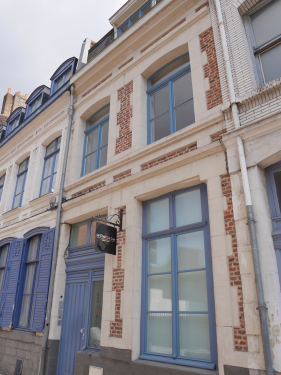 Façade avec enseigne