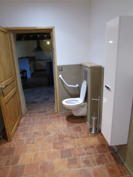 Toilettes dans la salle du bain du rdc