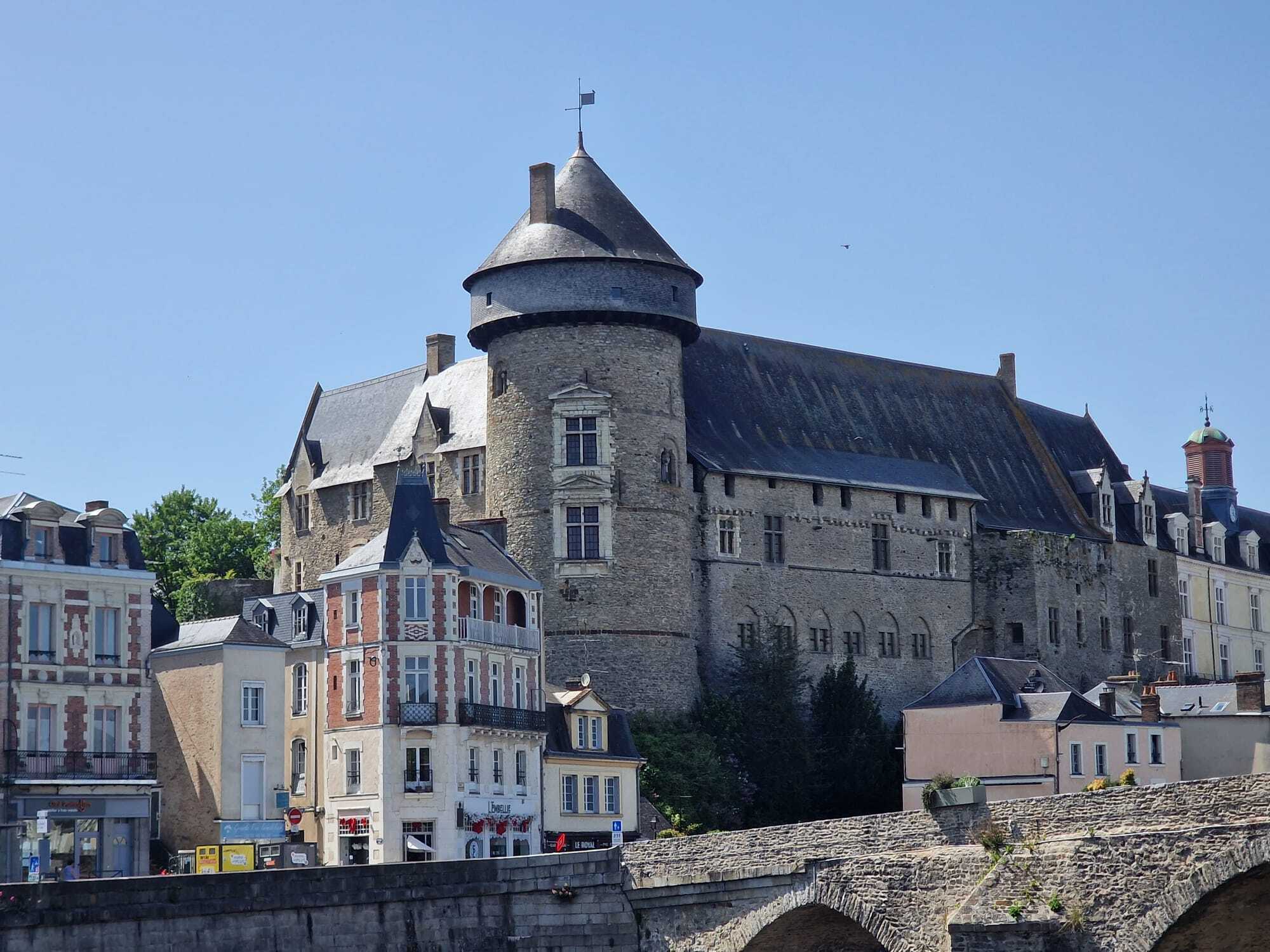 Château de Laval vue des quais