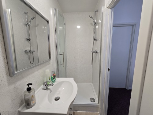 Room 4 bathroom