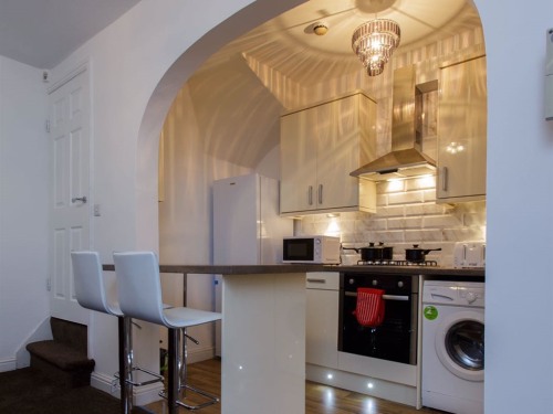 Shaftesbury Apartments - Kitchen in 2 bedroom apartment 