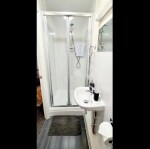 Bright and Clean Ensuite Master Bathroom