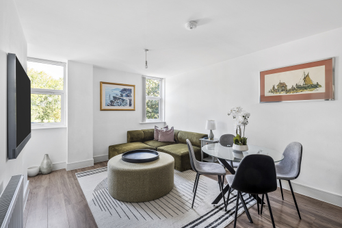 Beautifully design and spacious living room/kitchen 
