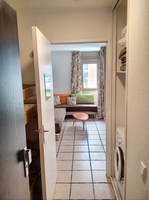 Entrée avec lits superposés, rangements, et machine à laver