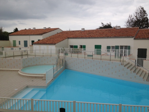 vue depuis la fenêtre - piscine et pataugeoire