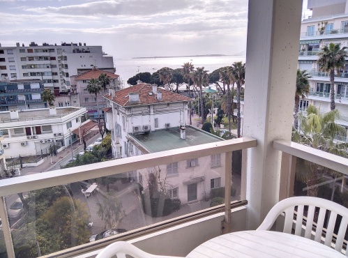 balcon avec vue sur la mer et la ville