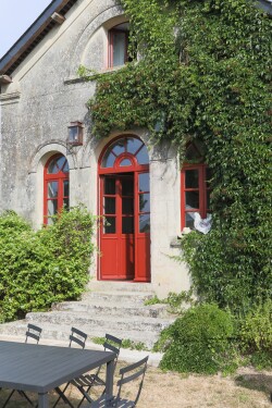 Façade de la maison des Ecuries au château d'Hodebert