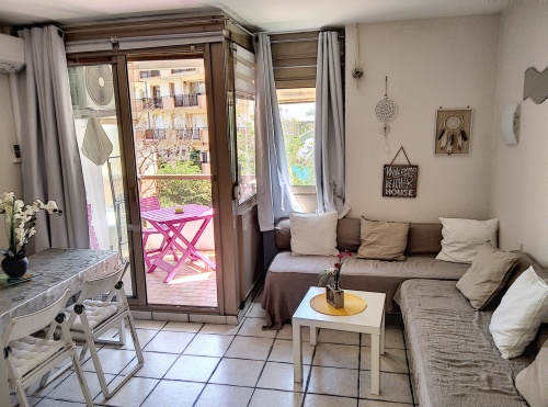 salon donnant sur la terrasse avec vue sur le jardin