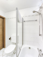 Badezimmer mit Dusch-/Badewanne