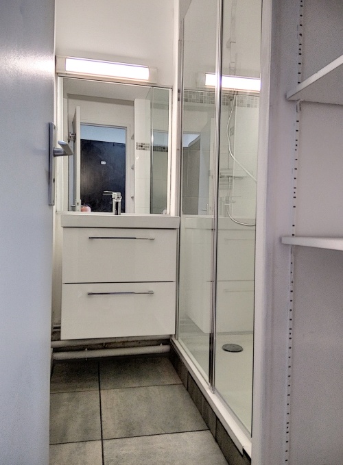 salle d'eau avec toilettes