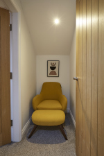 Your Comfortable Retreat in Huddersfield: Bright, Cozy & Welcoming Lounge