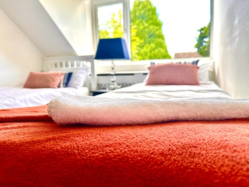 Bedroom 2 - Relax and unwind - Tavener Close, Bromborough