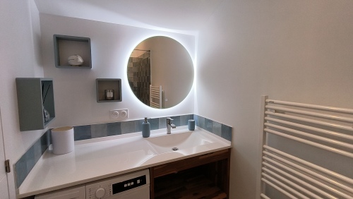 Grand plan vasque avec machine à laver le linge et sèche serviettes