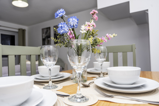 Fully Equipped Dining Table – Perfect for Group Meals