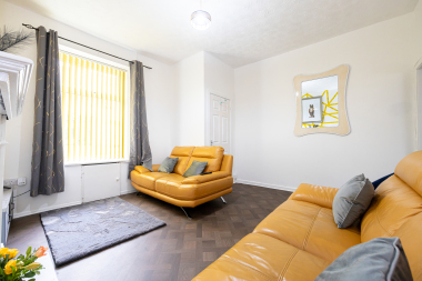 Spacious sitting room 