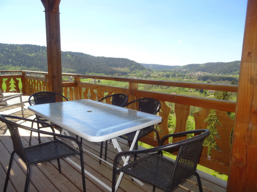 Gran balcon/terrasse avec table et vue