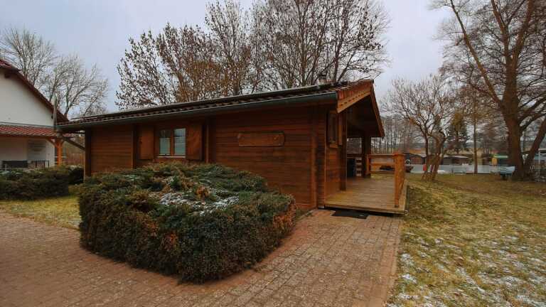 Holzhaus direkt am See