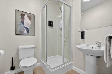 Deluxe Double Bathroom