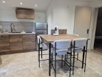 Salon cosy, cuisine équipée et ambiance chaleureuse : lave vaisselle, micro-onde, cafetière...