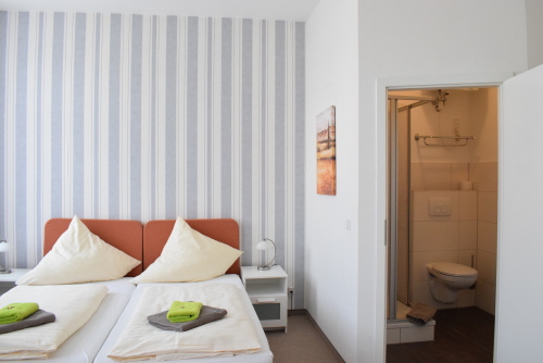 Doppelbett oder zwei Einzelbetten-Standard-Eigenes Badezimmer-Strassenblick - Standardpreis ab 2 Nächte