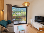 Salon avec canapé-lit double, idéal pour accueillir confortablement deux adultes pour un séjour relaxant.