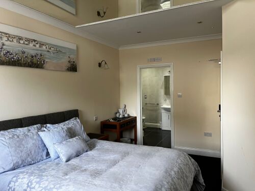 R9-Double room-Standard-Ensuite with Shower - Base Rate