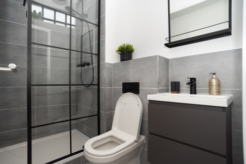 A beautiful, bright en suite to the master bedroom with a rain shower, toilet and sink, complete with shower gel, shampoo, conditioner and hotel-quality towels provided by Affluxi.