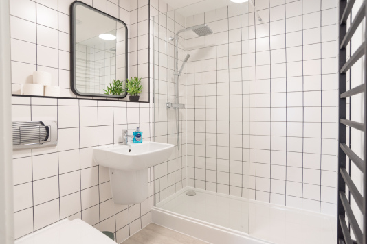 Modern en-suite shower room for added comfort and privacy.