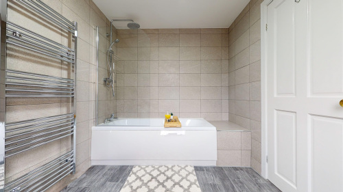 Spacious modern 3 piece bathroom 