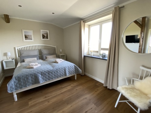 Schlafzimmer 1 (Doppelbett 180x200)