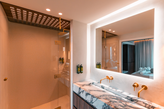 Chambre 1 avec douche et vue sur le Vieux Port 