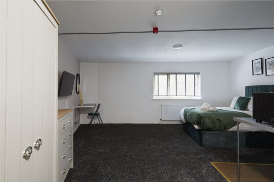 Modern Comfort in the Heart of Castleford – Your Home Away From Home