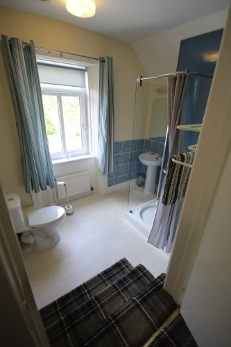 en-suite bathroom to Main bedroom