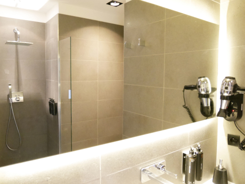 Salle de bains avec douche à l'italienne
