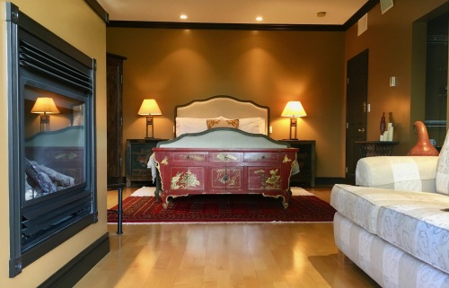 Luxury-Suite-Queen Bed-Ensuite with Bath-Countryside view - Base Rate